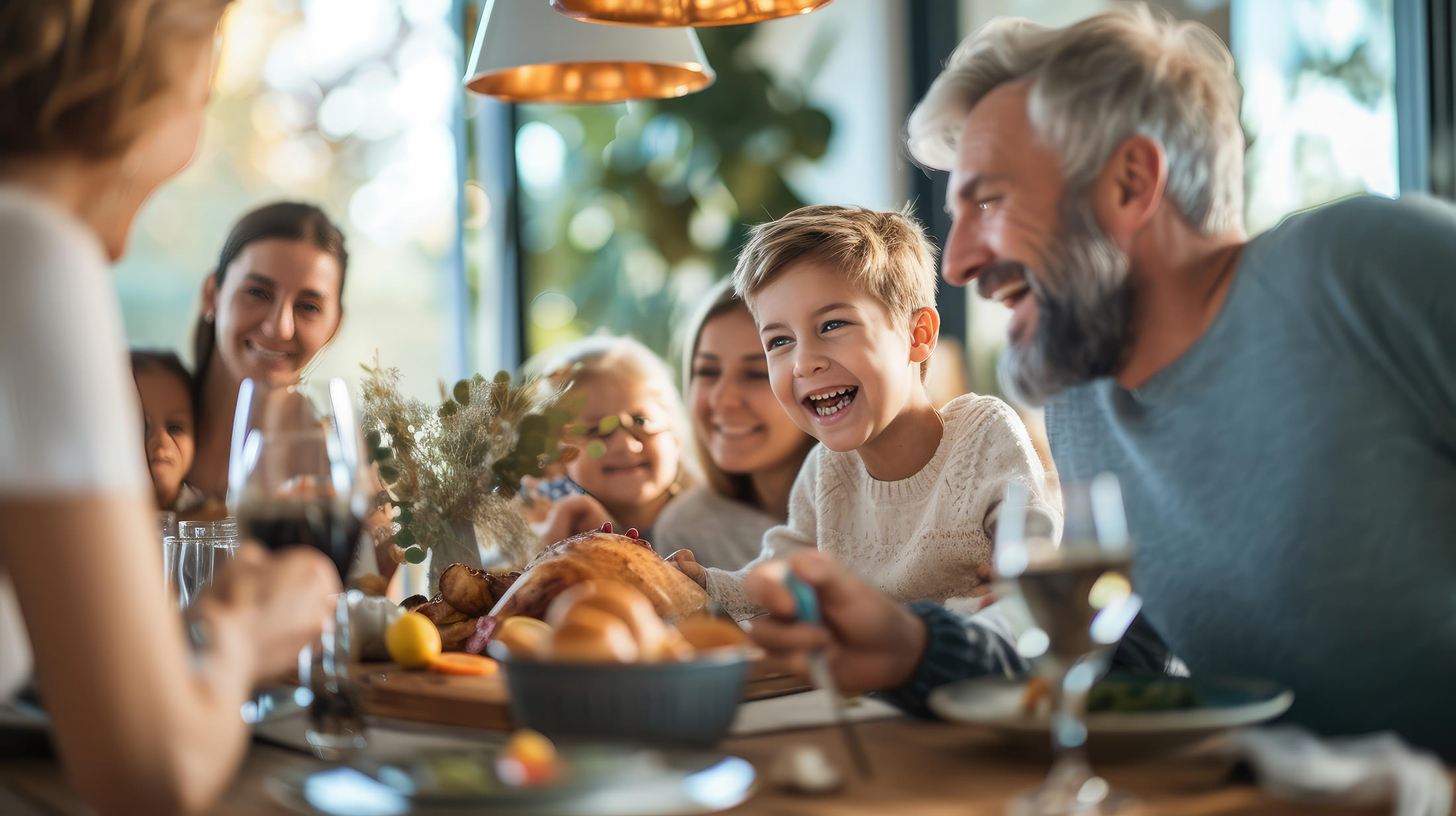 Zurück zum Glück - neue Wege für einharmonisches Getrenntleben. Fröhliche Patchworkfamilie versammelt sich um den Esstisch und hat Spaß beim Mittagessen