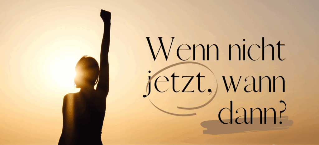 Silhouette einer Frau, die in die Abendsonne ober das Meer blickt. Man sieht sie nur von hinten. Sie streckt ihren rechten Arm kraftvoll nach oben und ballt ihre Hand zur Faust.