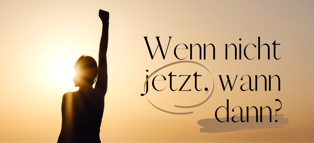 Silhouette einer Frau, die in die Abendsonne ober das Meer blickt. Man sieht sie nur von hinten. Sie streckt ihren rechten Arm kraftvoll nach oben und ballt ihre Hand zur Faust.