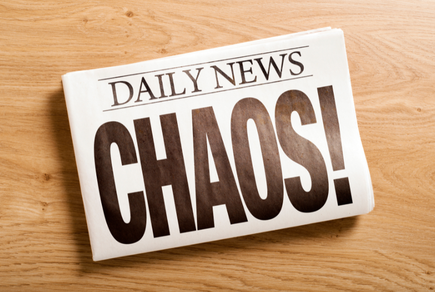 Zeitung mit Text "Daily News Chaos!"