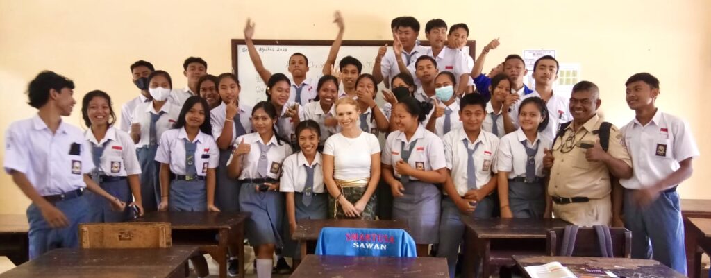 Christina Soltau inmitten ihrer Schüler in einer Schule auf Bali. Alle in Schuluniform und fröhlich