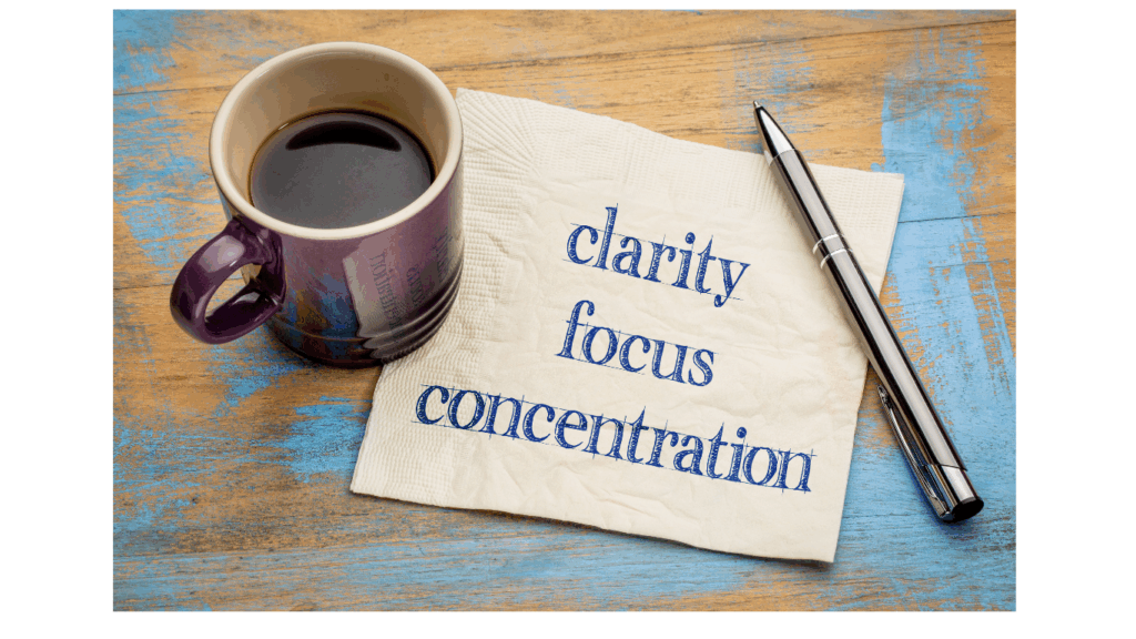 Serviette mit der Aufschrift: "Clarity Focus Concentration", daneben eine Espresso-Tasse und ein Stift - Symbolbild für Klarheit, schnelle Entscheidungen und Speedcoaching mit QuickClarity®