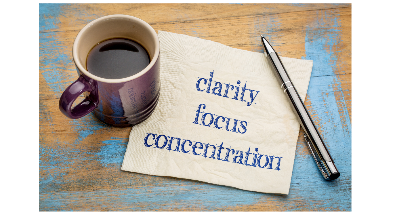 Serviette mit der Aufschrift: "Clarity Focus Concentration", daneben eine Espresso-Tasse und ein Stift - Symbolbild für Klarheit, schnelle Entscheidungen und Speedcoaching mit QuickClarity®