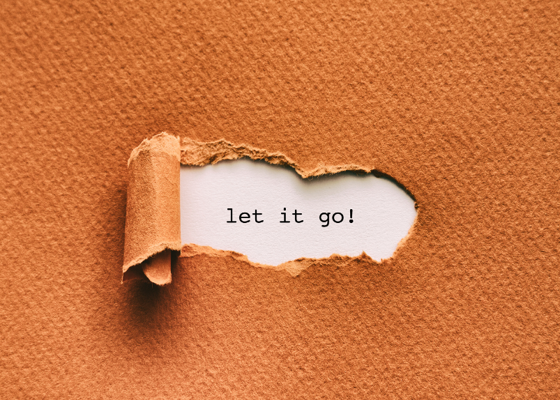 Ein Blatt Papier in der Mitte aufgerissen. Darunter steht geschrieben: Let it go